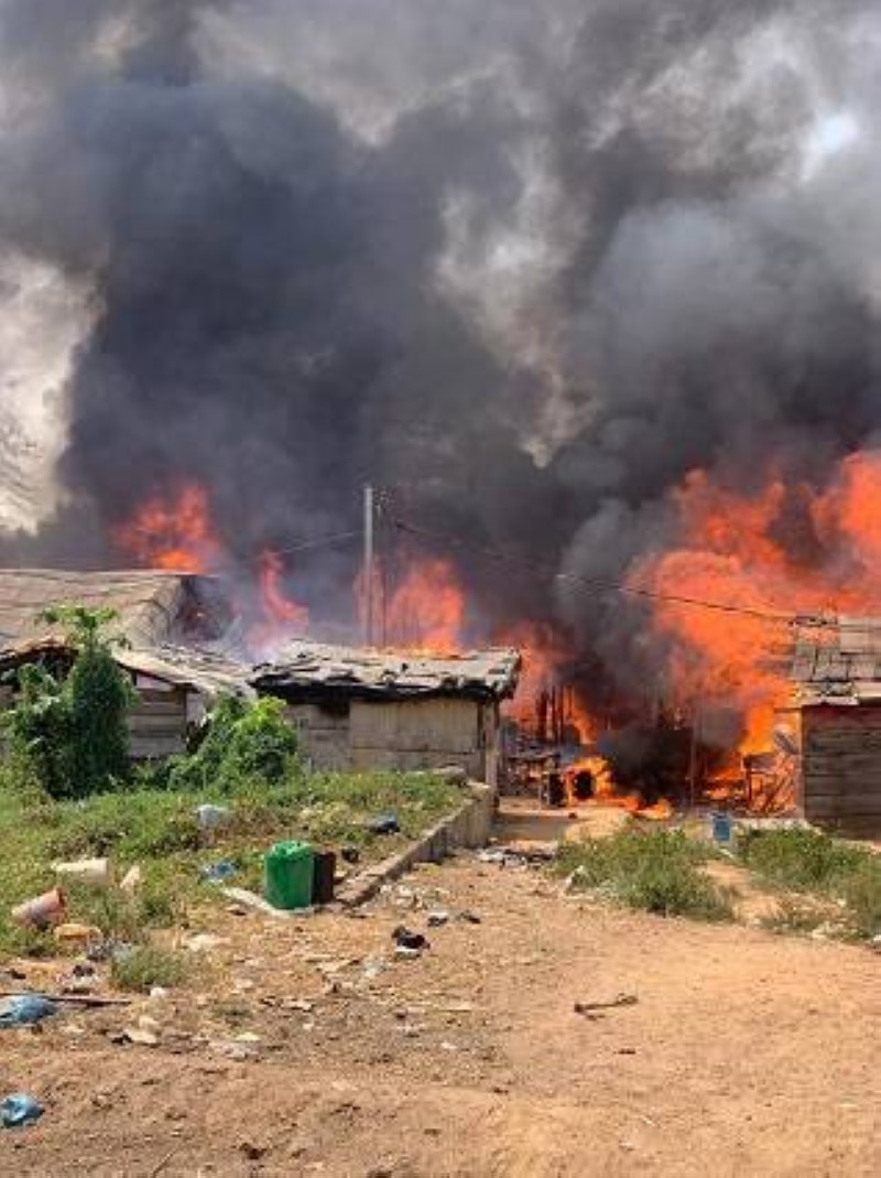 Une vue de l'incendie en propagation. (Dr)