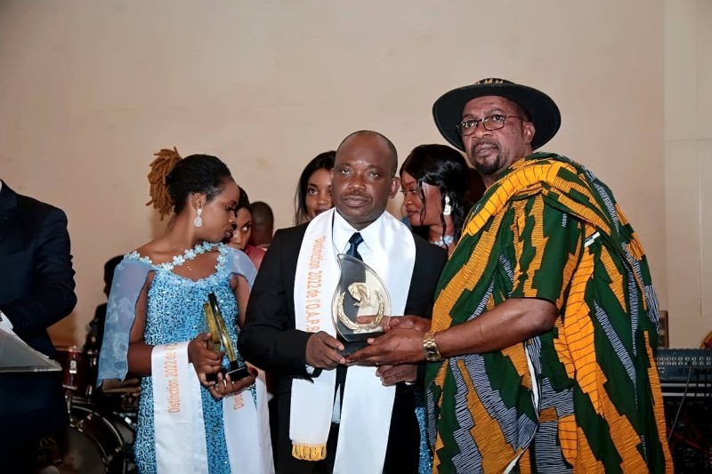 Bamba Semon recevant son trophée