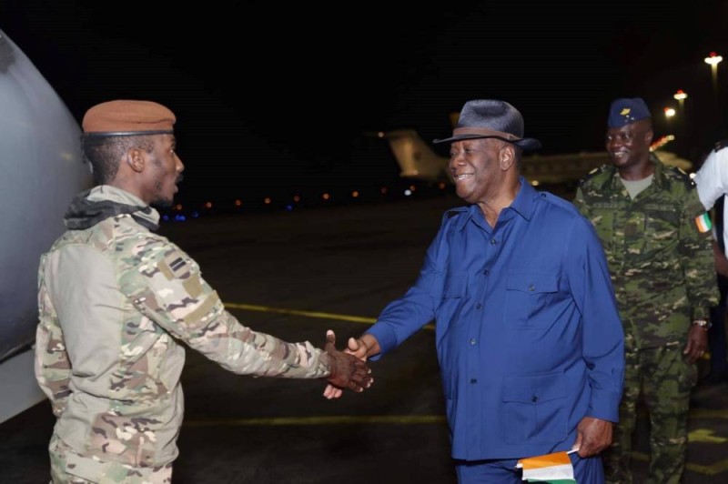 Le président Ouattara saluant le Lieutenant Kouassi Adam Camille, chef du détachement