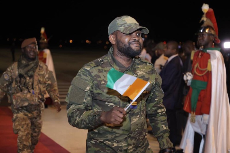 Les soldats sont descendus de l'avion le drapeau aux couleurs nationales à la main pour exprimer leur patriotisme. (Sébastien Kouassi)