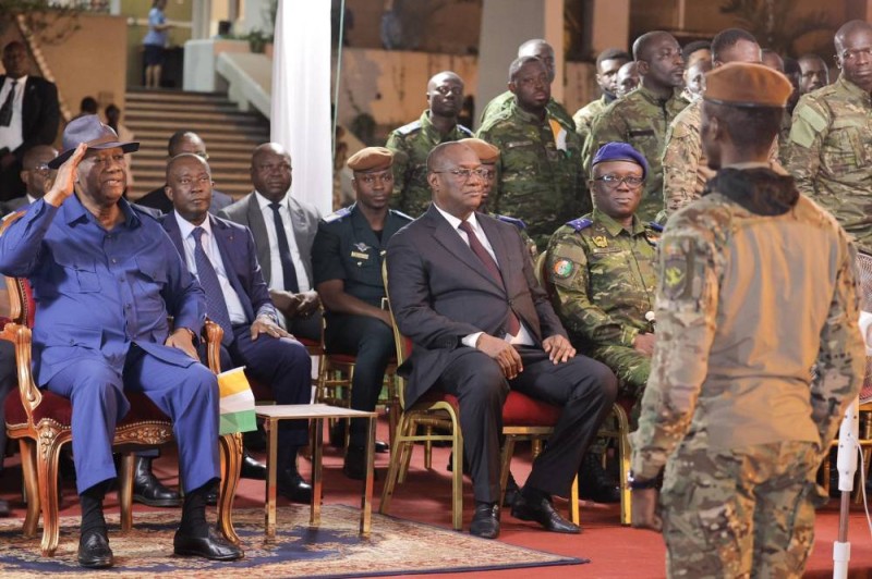Le chef du détachement, le lieutenant Kouassi Adam Sahi, saluant le Président de la République. (Sébastien Kouassi)