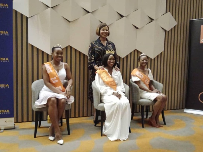 La ministre de la Femme, de la Famille et de l'Enfant, Nassénéba Touré (debout) a immortalisé l'instant avec les lauréates. (Ph: Dr)
