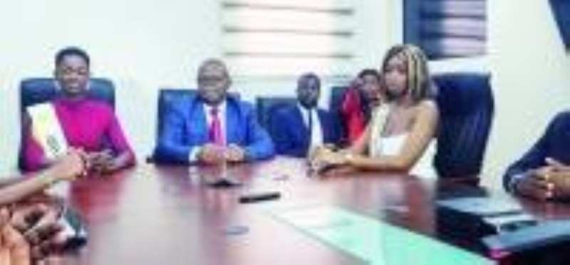 Miss Côte d'Ivoire 2022, Marlène Kouassi (à gauche) a visité les locaux d'une entreprise spécialisée dans l'ingénierie informatique. (Photo DR)