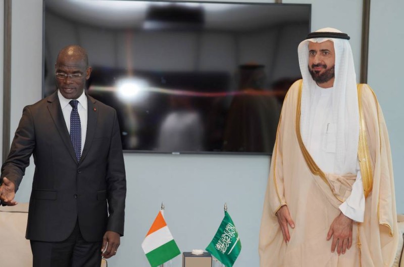 Son Excellence Monsieur le Ministre du Hadj et de la Oumra du Royaume de l'Arabie Saoudite, Dr. TAWFIQ BIN FAWZAN AL-RABIAH, a reçu le Ministre de l'Intérieur et de la Sécurité de la République de Côte d'Ivoire, le Général Vagondo DIOMANDÉ.