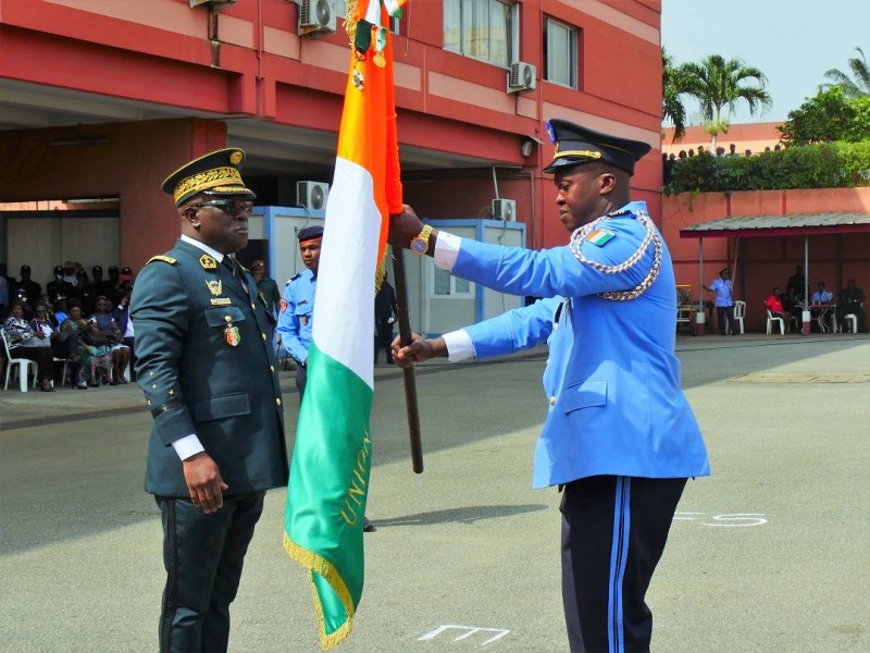 Le Colonel Amorissani a recevant le drapeau de l’Etat des mains du Chef d’Etat-Major général des Armée