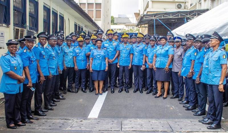 Le directeur général de police, Kouyaté Youssouf, pose avec ses collaborateurs. (Ph: DGPN)