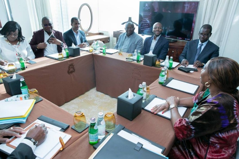La ministre d’État et les ressortissants ivoiriens d'Abu Dhabi. 