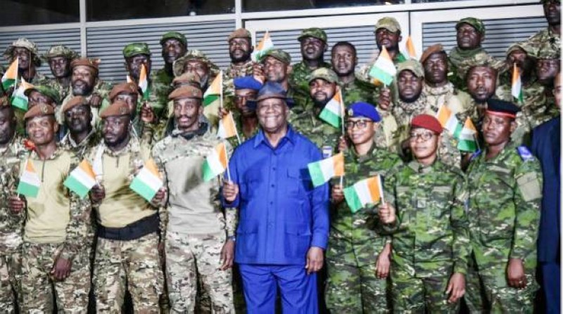 Les militaires rentrés ont posé avec le Président Alassane Ouattara. (Ph: Dr)