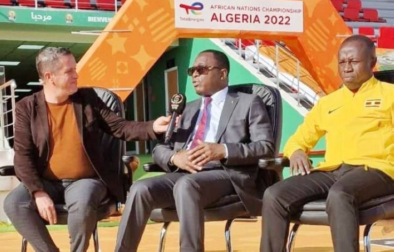 Le ministre des sports ivoirien (au milieu) interrogé par le confrère de Entv. (Ph: Dr)