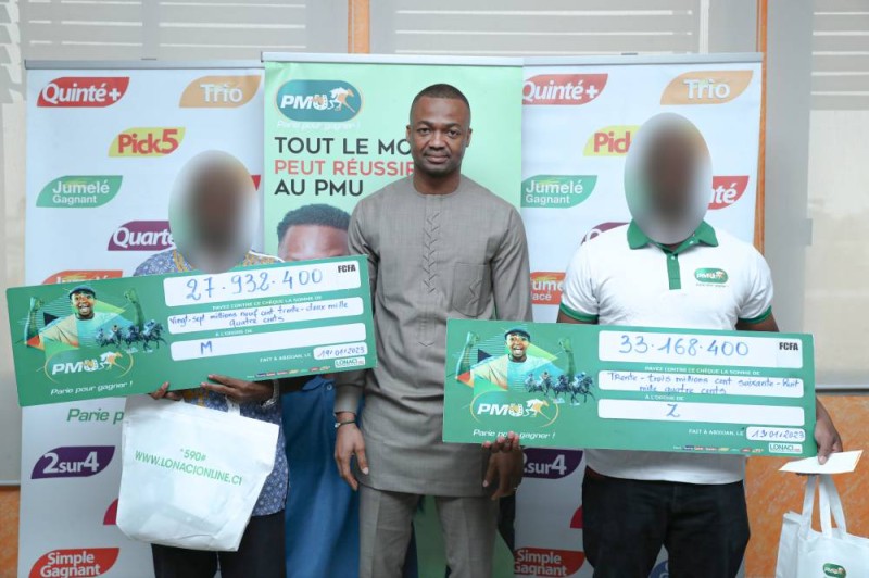 Le Dga de la Lonaci heureux de remettre les chèques des gagnants. (Ph: Dr)