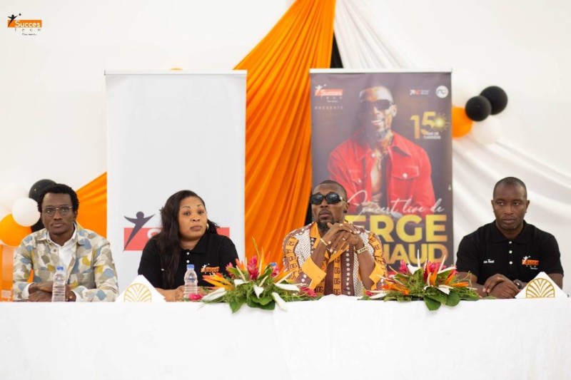 La conférence de presse pour la célébration des 15 ans de carrière de Serge Beynaud. VANESSA DOH, commissaire Général du concert à côtés de l'artiste (Ph: Dr)