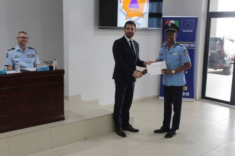 Un participant, recevant son attestation de fin de formation. (Dr)