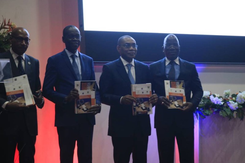 Les ministres Adama Coulibaly et Epiphane Zoro Ballo se félicitent du dispositif dont ils ont reçu copie. (Ph: Bavane)