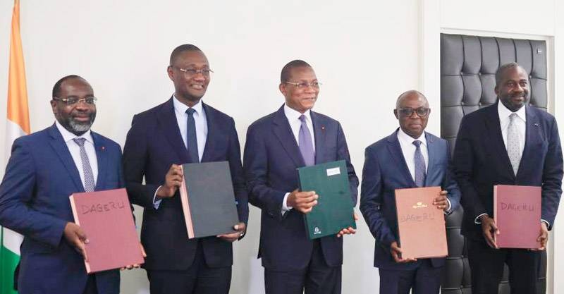 Les cinq signataires de la convention-cadre de partage des données. (Ph: Bavane)