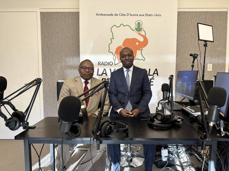 M. Jean-Louis Moulot et l'Ambassadeur Touré dans les locaux de la radio « La Voix de la Fraternité »
