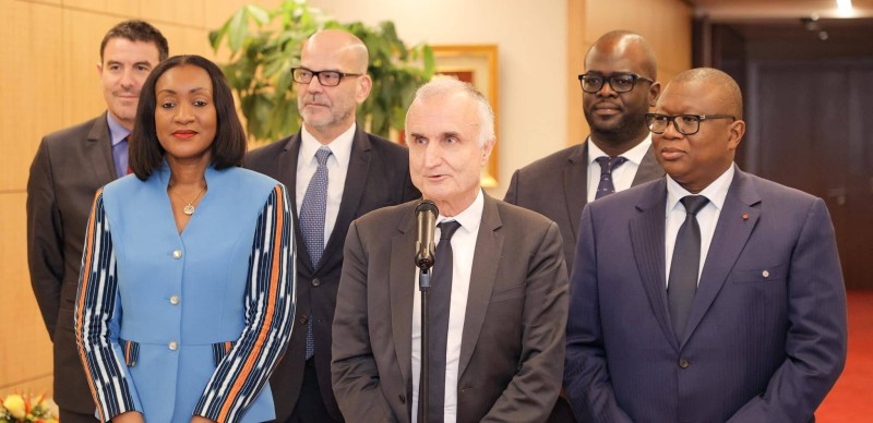 Le président de Canal   international devant le micro