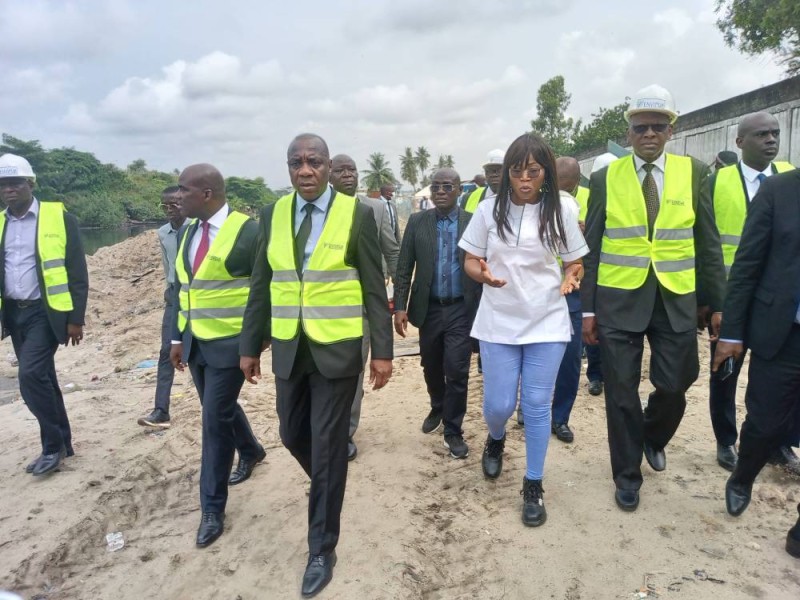 Le ministre de l’environnement et du développement durable, Jean-Luc Assi s’est rendu sur le site du canal d’Anoumabo pour s’enquérir de l’état d’avancement des travaux de dépollution. (Franck YEO)
