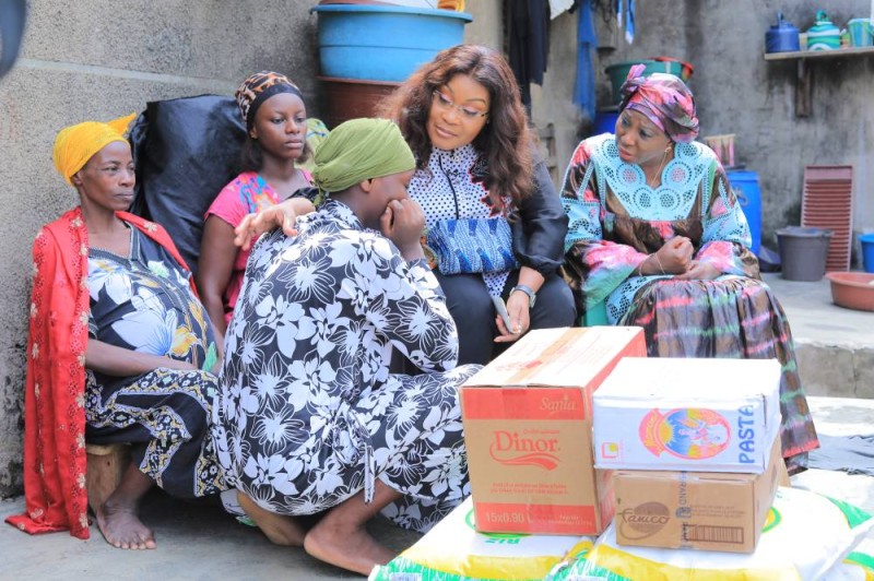 Myss Belmonde Dogo réconfortant la fille de l'une des femmes vulnérables à Abobo. (DR)