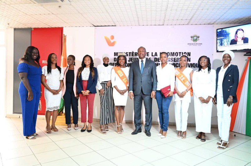 Le ministre Mamadou ToUré et les 10 lauréates du concours Miss 2.0