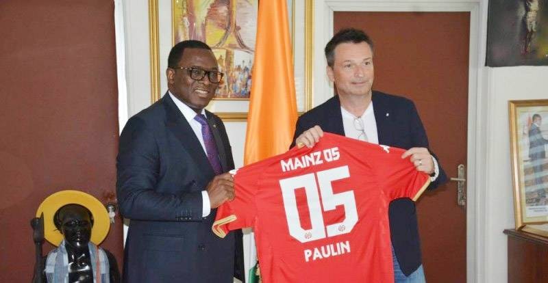 Le ministre Danho Paulin reçoit le maillot (DR)