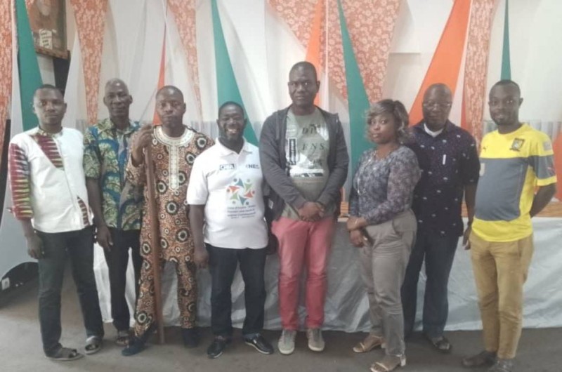 Le confrère Ben Diakité en pantalon rouge, président le Réseau des journalistes professionnels amis des personnes handicapées (Rjpapah).