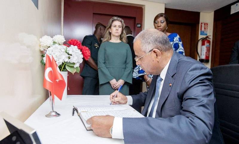 Le Premier ministre, Patrick Achi, signant le livre de condoléances. (Ph: Dr)