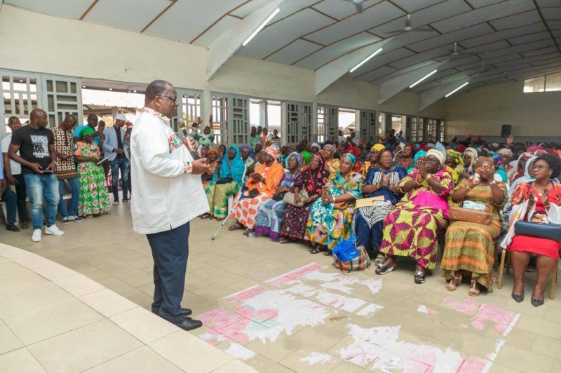 Le ministre Laurent Tchagba s'adressant aux femmes