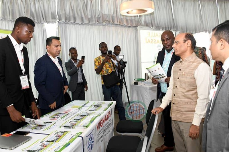 Le nouvel ambassadeur de l'Inde (au centre )a ouvert le forum dédié aux jeunes étudiants. (DR).