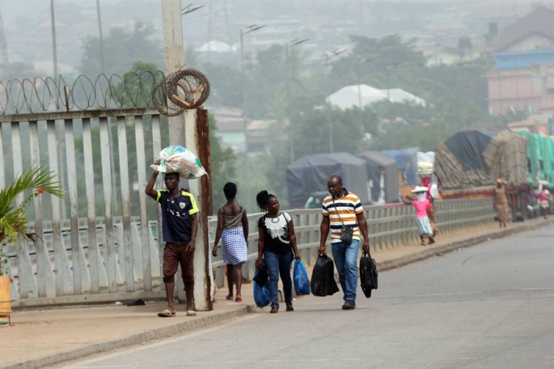 Les populations heureuses de travserser la frontière. 