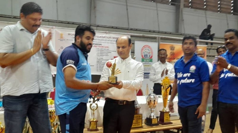 Le nouvel ambassadeur de l'Inde en Côte d'Ivoire  a remis le trophée au vainqueur. (DR)