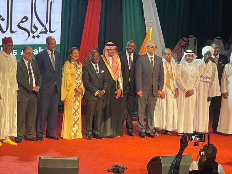 La-ministre-de-la-Culture-et-de-la-Francophonie-Francoise-Remarck-posant-avec-des-officiels-mardi-21-fevrier-2023-au-palais-de-la-culture-de-Treichville