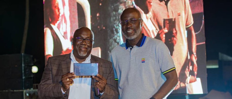 YOMAN CLIENT VIP RECEVANT SONT SMARTPHONE DES MAINS DE MR ARMEL AKE ALLOH DIRECTEUR MARKETING DE MOOV AFRICA 1