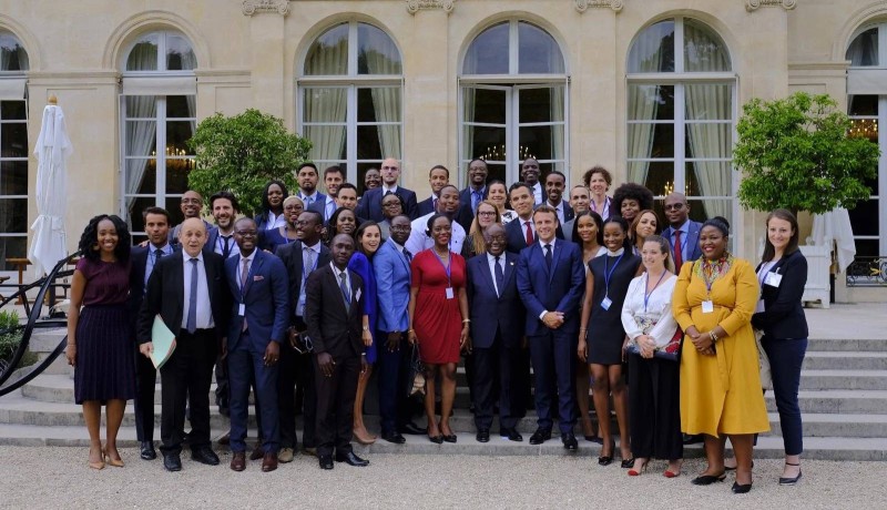 Le président Emmanuel Macron posant avec les lauréats d'une des éditions précédentes. (Dr)