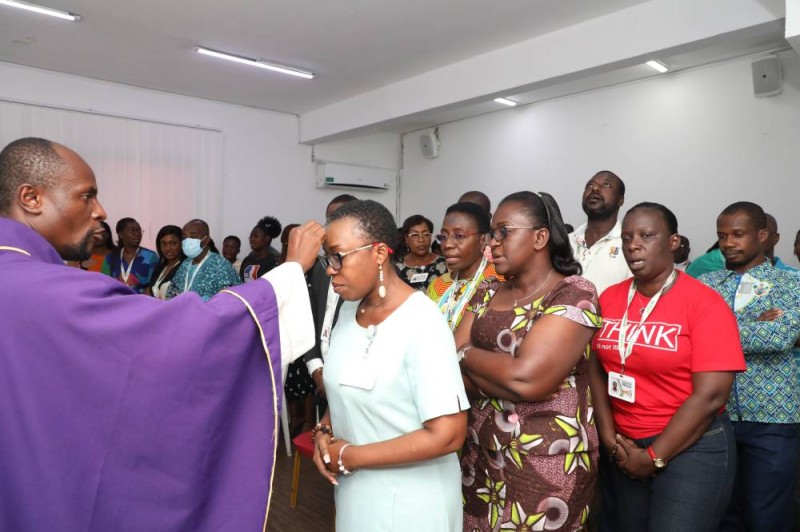 Les fidèles catholiques de Fraternité Matin sont participé nombreux à la messe du mercredi des cendres présidée par le père Judicaël Codjovi. (Photo Bosson Honoré)