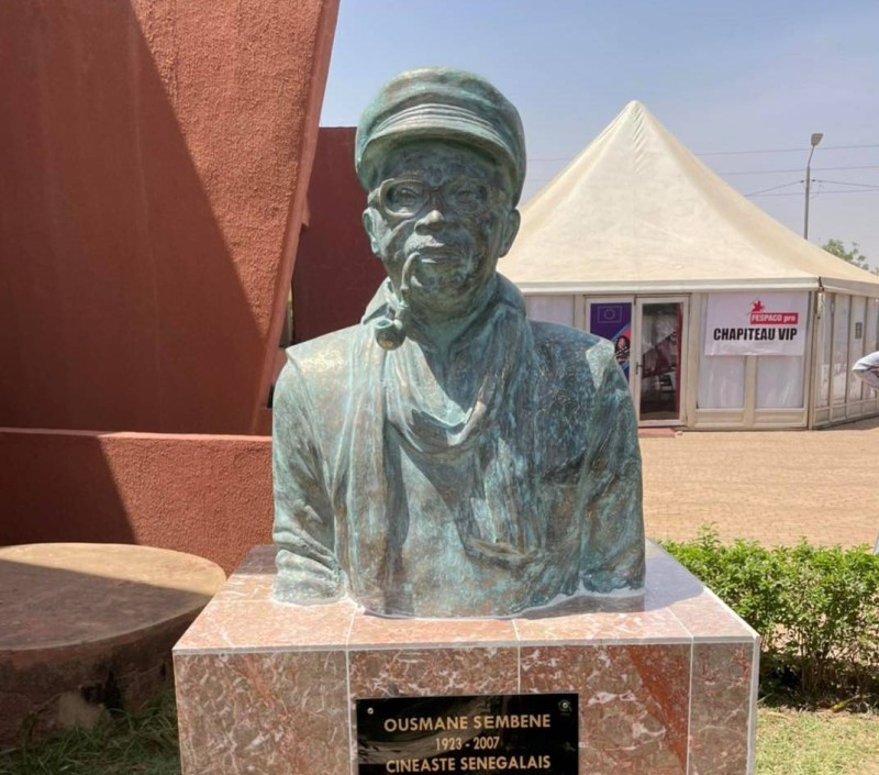 Le buste de Sembène Ousmane au sige du Fespaco
