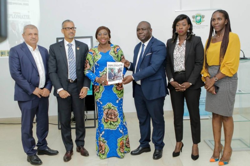 Un exemplaire du magazine remis  à la ministre Kandia Camara. (DR)