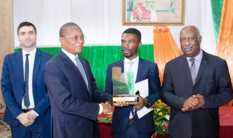 Le ministre Bruno Koné a remis le prix au vainqueur. (Ph: Dr)