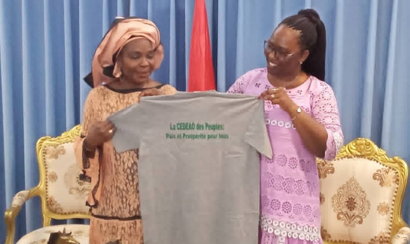 Pr Fatou Sow (à gauche) et la ministre en charge des Affaires Étrangères du Faso, Olivia Rouamba ont prôné la solidarité des peuples.