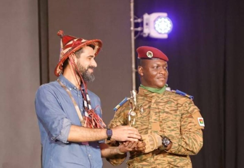 Le Capitaine IbrahimTraoré, chef de l’État du Burkina Faso, remettant l’Étalon d'Or au représentant du réalisateur tunisien, Youssef Chebbi.