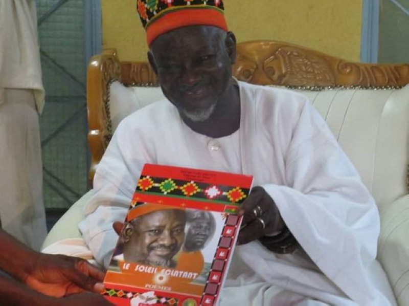 Le Moogho Naaba Baongo a offert à chacun des ministres de la culture un livre qu'il a pris soin de dédicacer.
