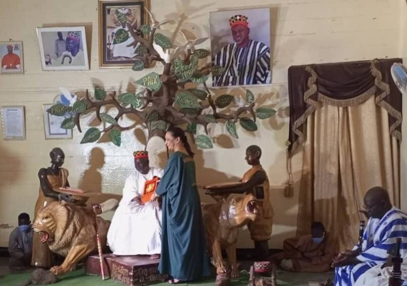 Le Moogho Naaga Baongo remettant son recueil de poème à la ministre Françoise Remarck