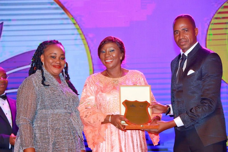 Yamoussa Coulibaly reçoit son Prix des mains de la ministre d'Etat Kandia Camara (DR)