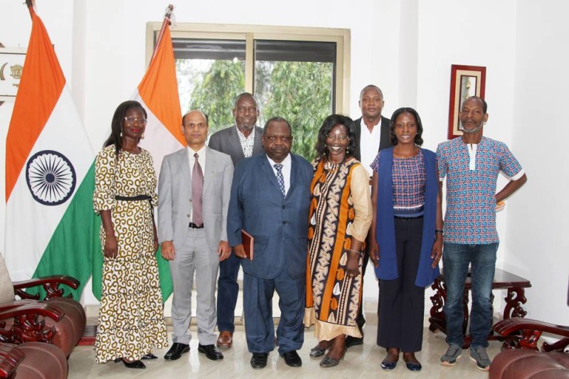 Les membrs de l’Union des journalistes de la presse libre africaine ont échangé avec l'ambassadeur de l'Inde en Côte d'Ivoire. (Ph