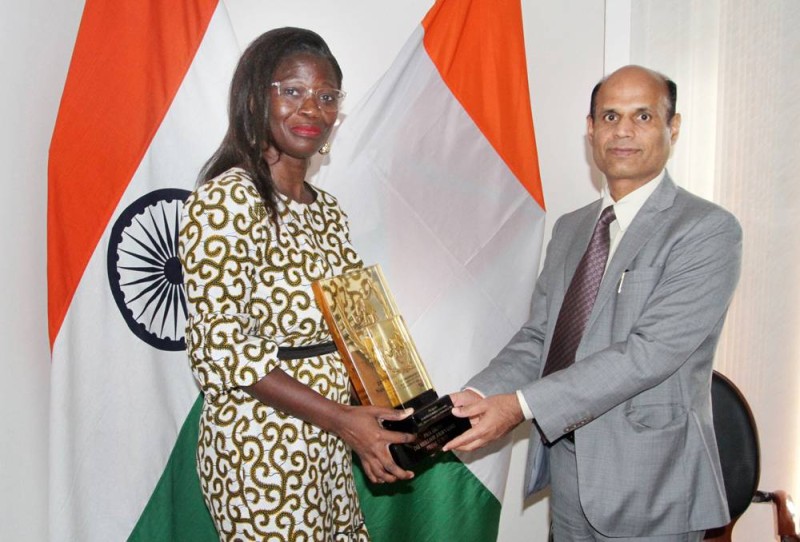 Eméline Péhé, meilleure journaliste presse écrite a présenté son Prix au diplomate indien. (Véronique Dadié)