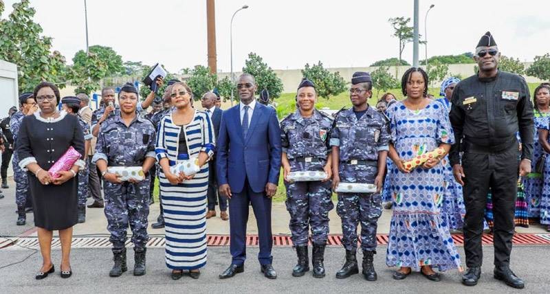 Le ministre de tutelle et le Dgpn soutenant les femmes pionnières. (Ph: DGPN)