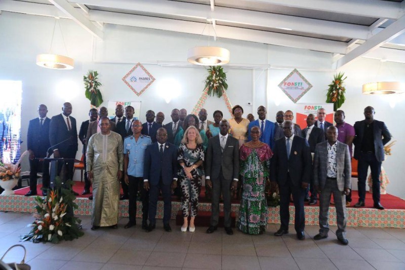 Le ministre Adama Diawara a posé avec les chercheurs et l'Ambassadeur de la Suisse. (Ph: Dr)