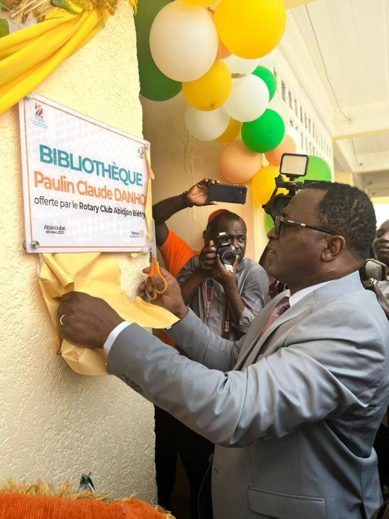 Le ministre des Sports a inaugué la bibliothèque du collège moderne d'Attécoubé. (DR)