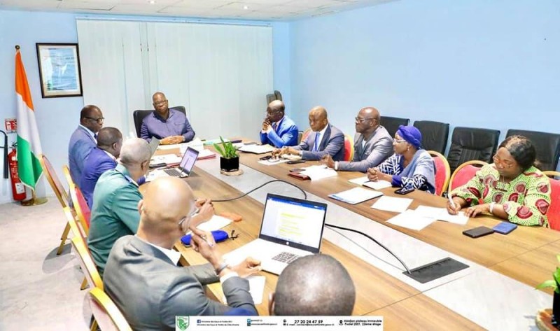 Séance de travail du ministre Laurent Tchagba et les membres de la délégation. (Ph: Dr)