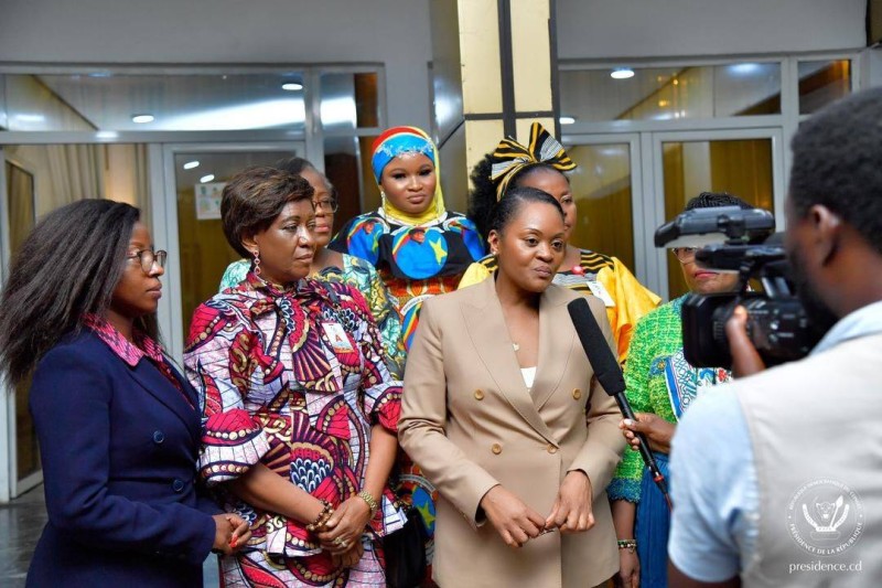Mme Lydie Omanga Dihandju au micro et des membres de l'association Fdec