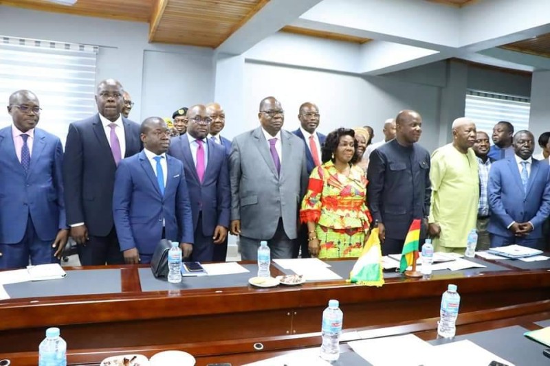 La photo de famille à la premiére séance de travail (Dr)